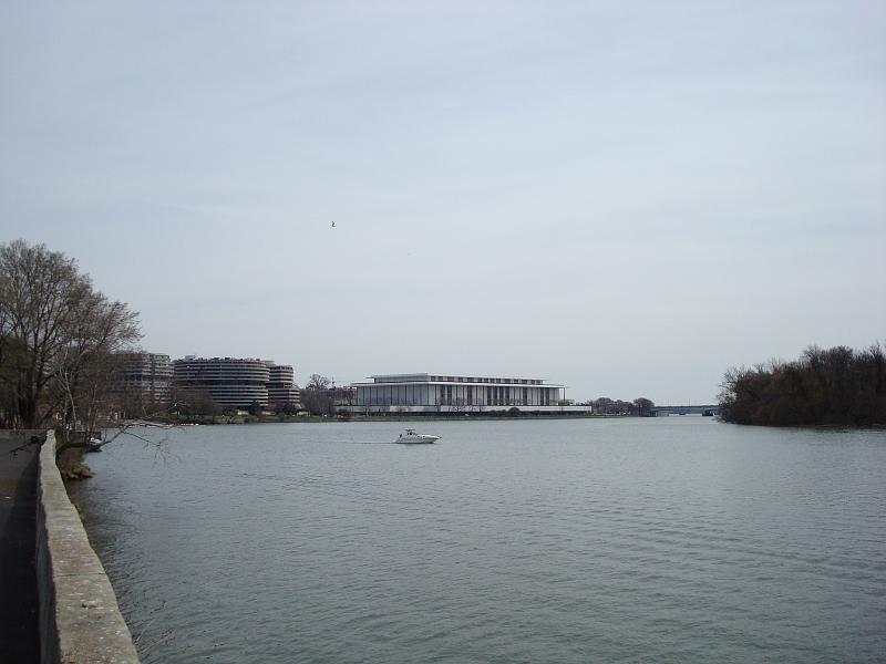 DSC00579.JPG - Watergate hotel и Kennedy Center